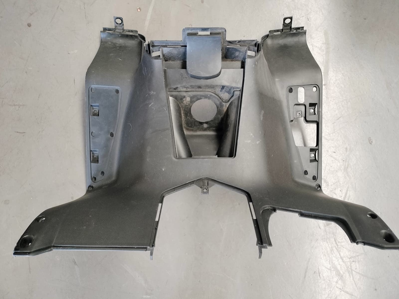 Contraescudo superior / salvapiernas Kymco Superdink 125 (OCASION) - Imagen 1