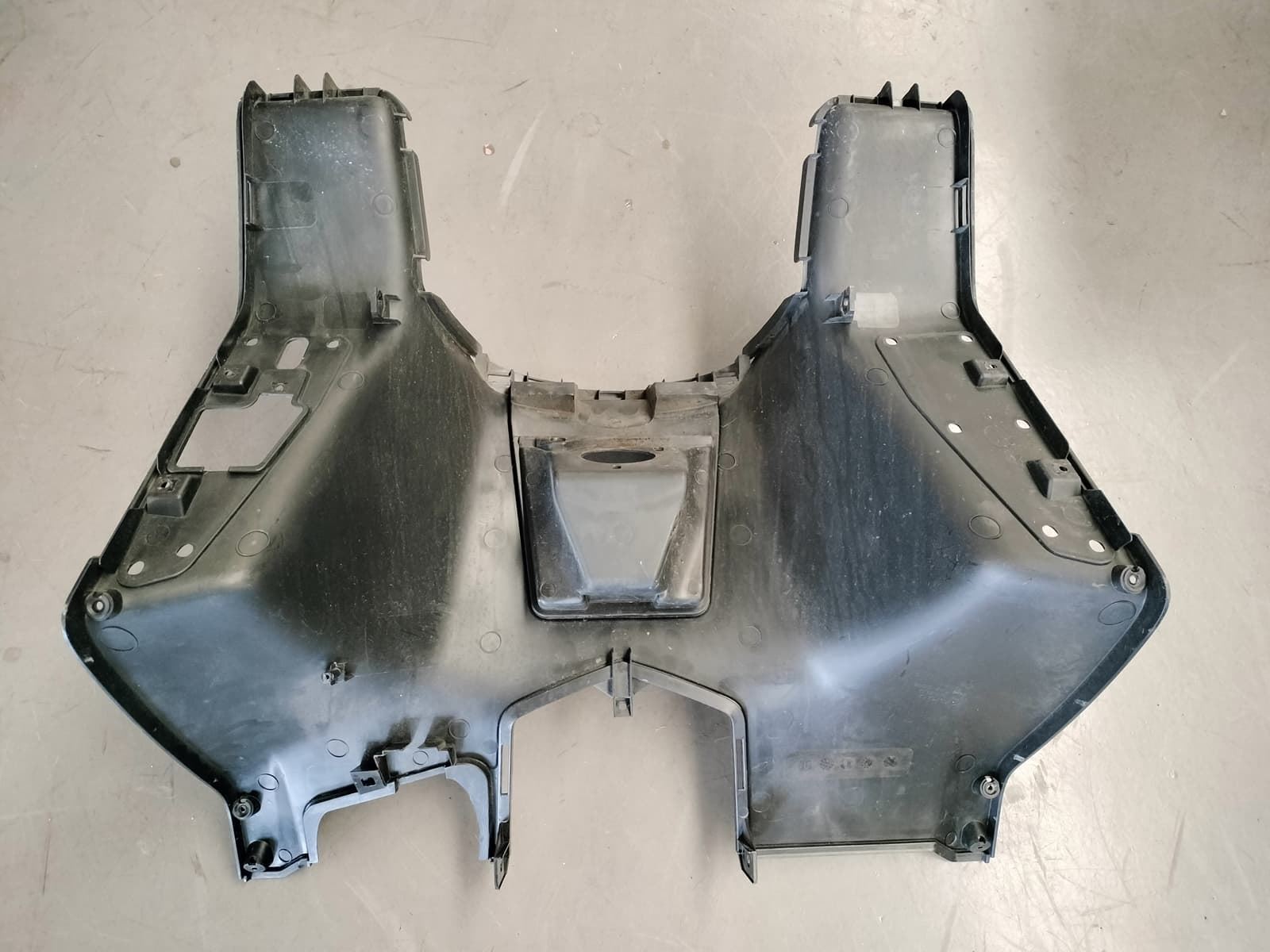 Contraescudo superior / salvapiernas Kymco Superdink 125 (OCASION) - Imagen 2