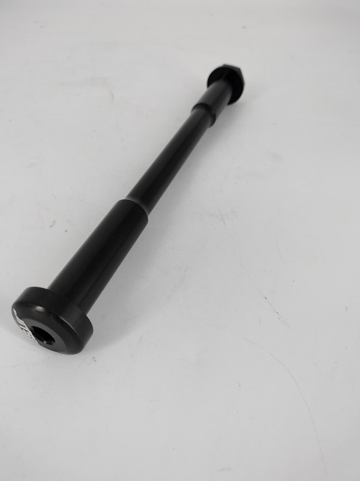 Eje de rueda trasera Jitsie negro para Gasgas Pro - Imagen 1