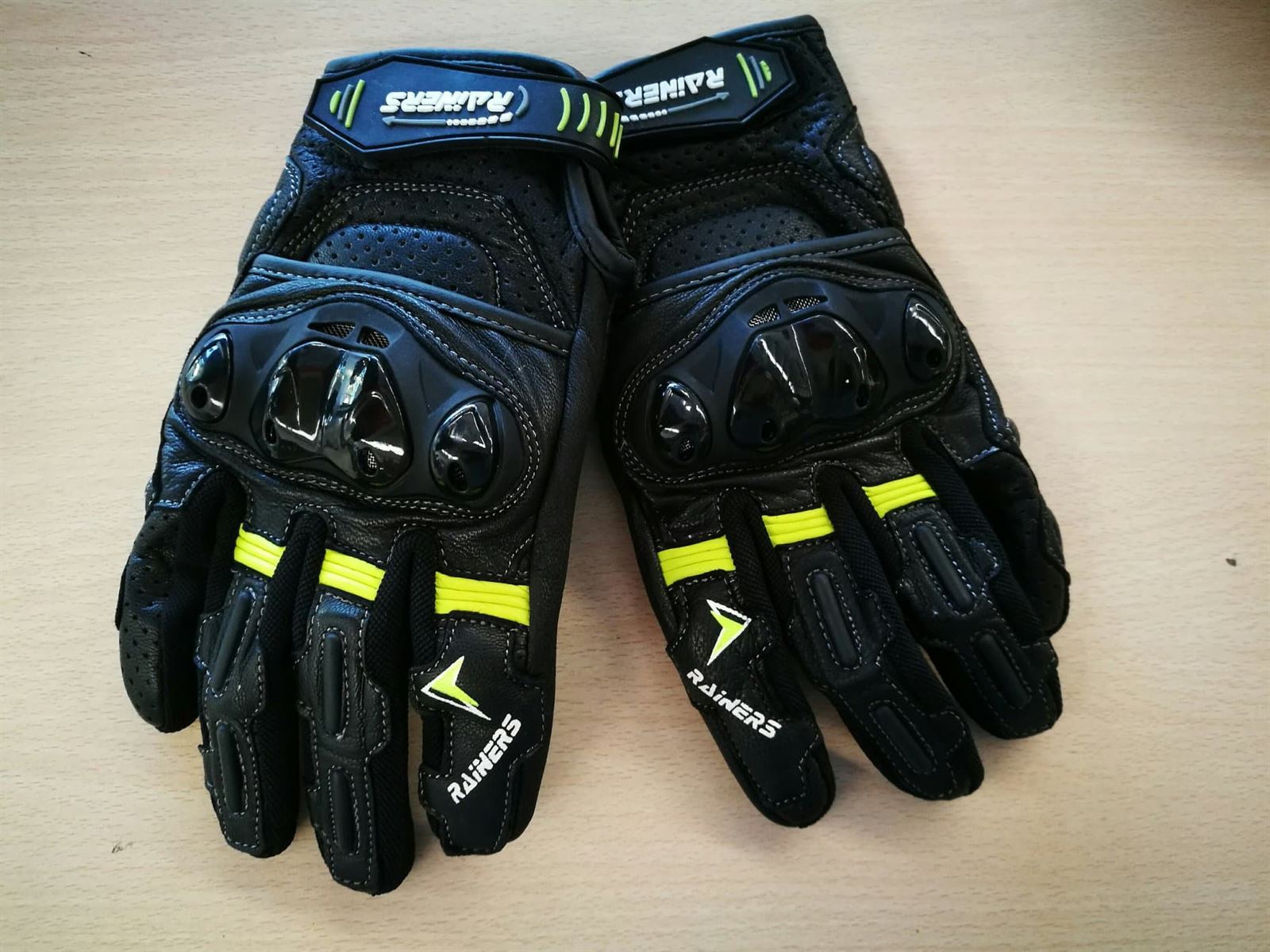 Guantes Rainers piel cuero equipacion ropa moto carretera Naked