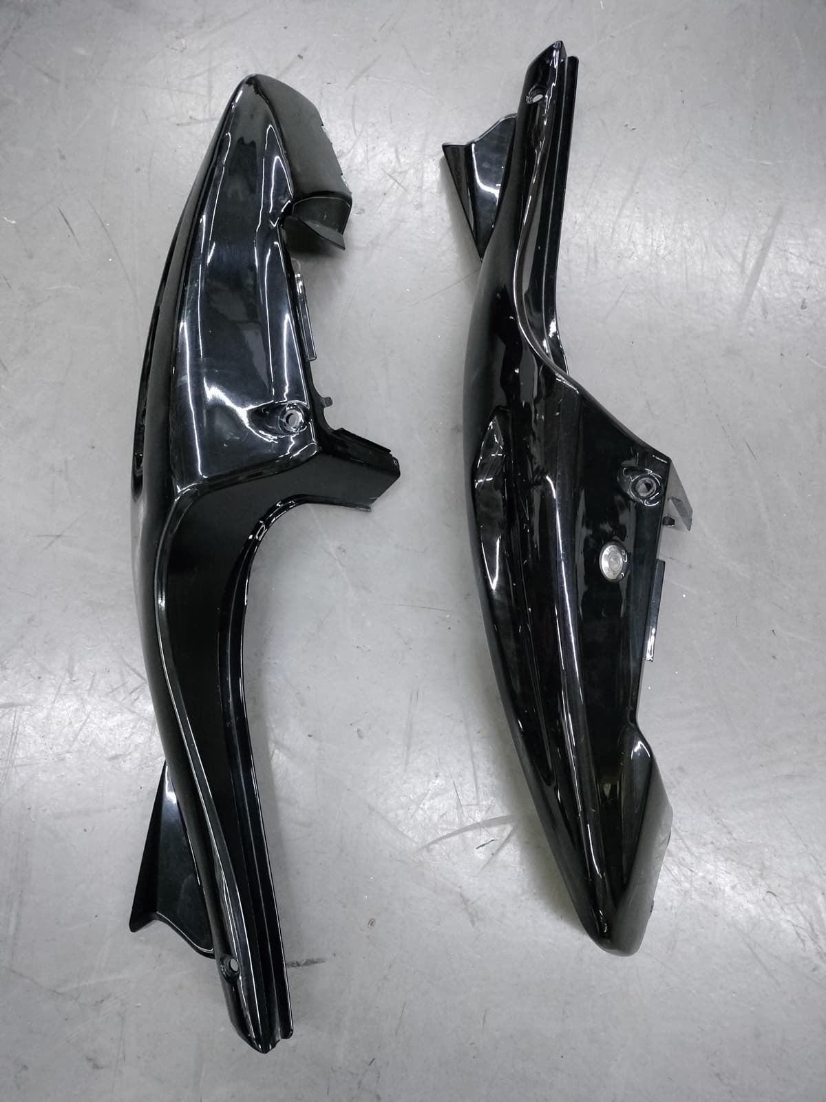 Juego de tapas traseras laterales Hyosung GTR 125 / 250 / 650 (OCASION) - Imagen 1