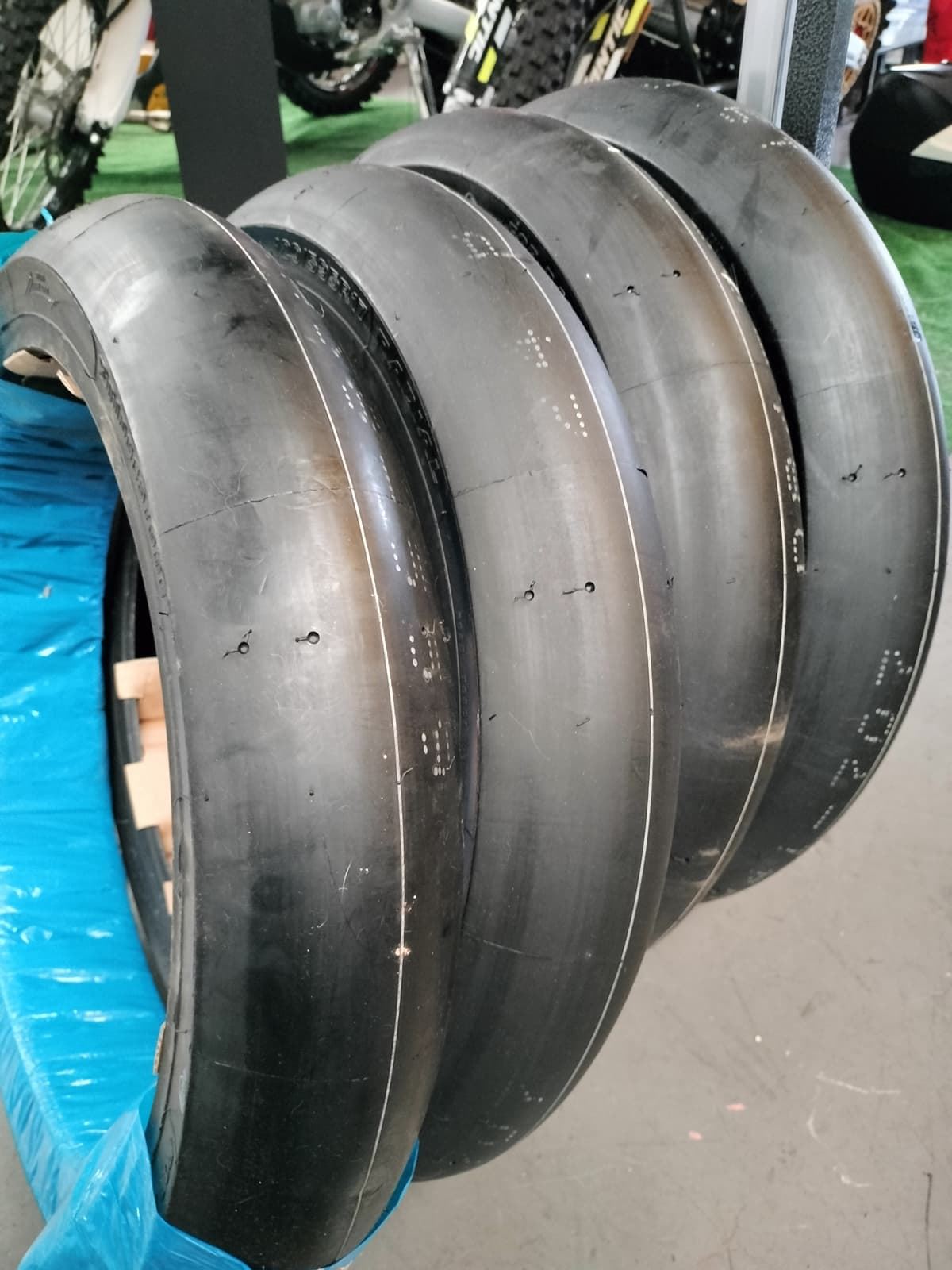 Lote 10 Slick Brigestone Radial 120/595R17 - Imagen 1