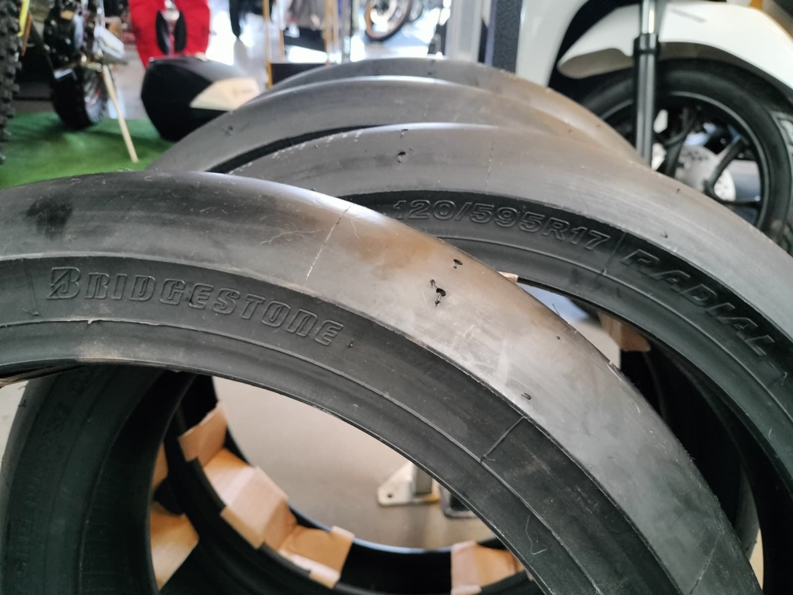 Lote 10 Slick Brigestone Radial 120/595R17 - Imagen 2