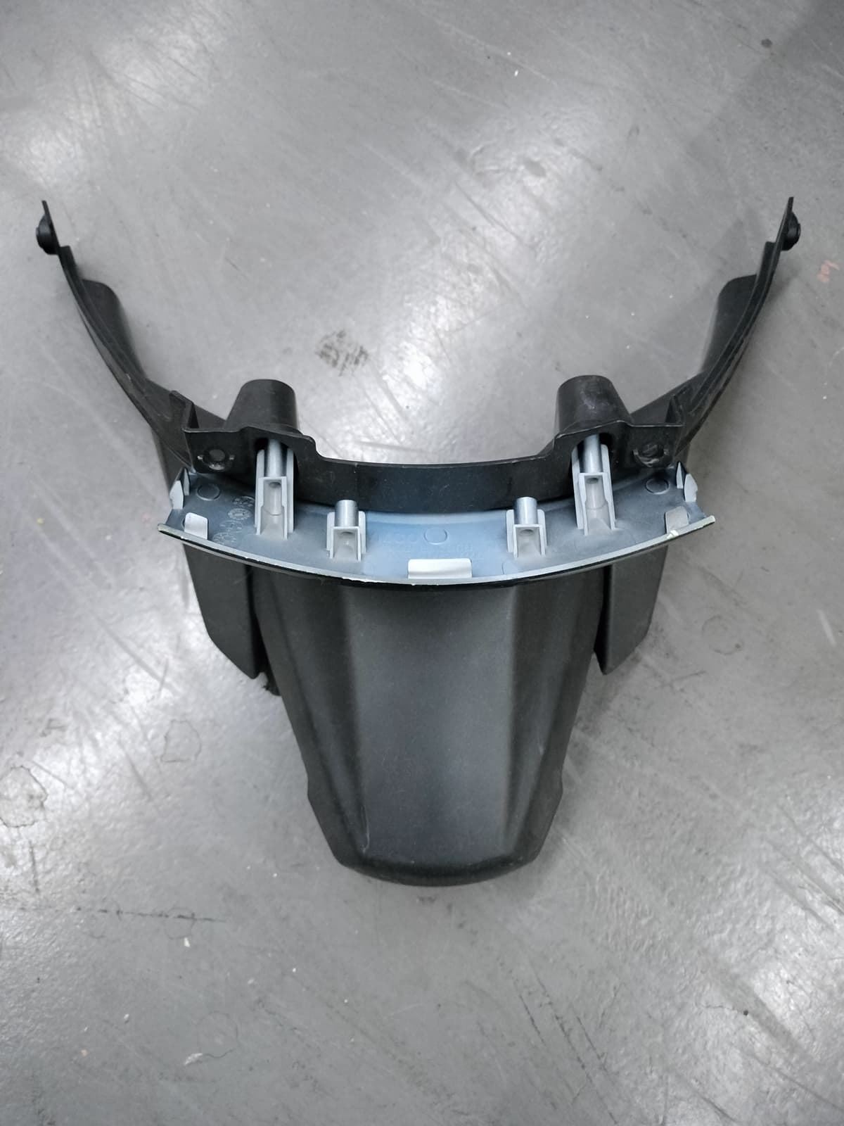 Piloto trasero Kymco K-XCT 125/300 con portamatriculas recortado (OCASION) - Imagen 1