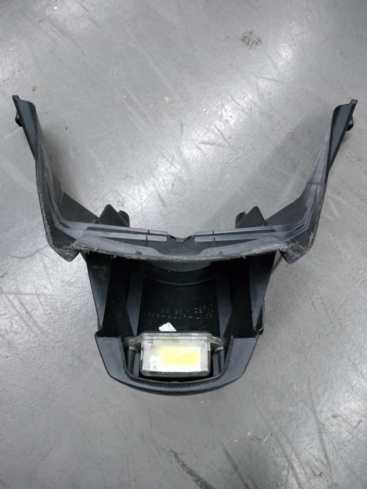 Piloto trasero Kymco K-XCT 125/300 con portamatriculas recortado (OCASION) - Imagen 2