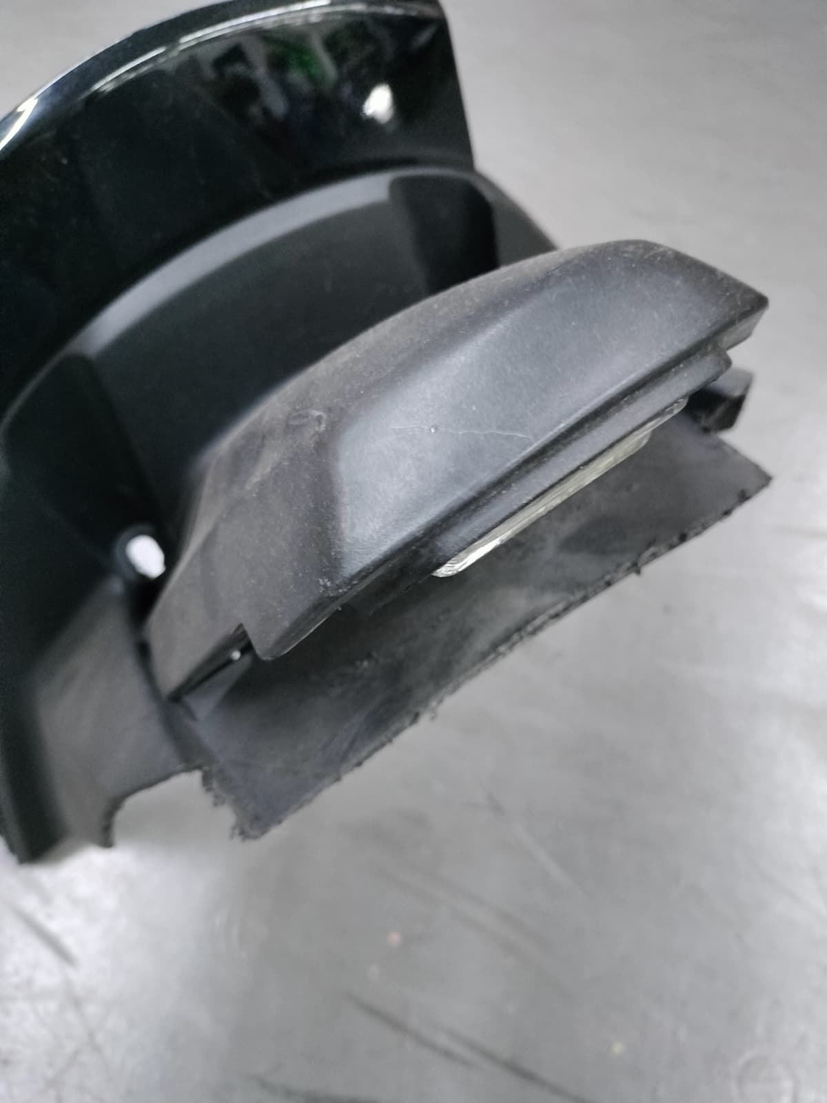 Piloto trasero Kymco K-XCT 125/300 con portamatriculas recortado (OCASION) - Imagen 3