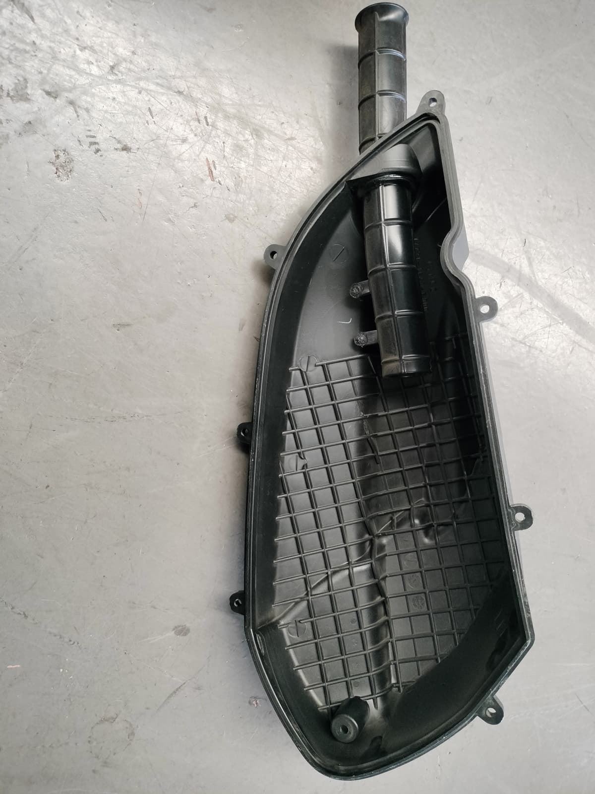 Tapa caja de filtro de aire Kymco Superdink 125 (OCASION) - Imagen 3
