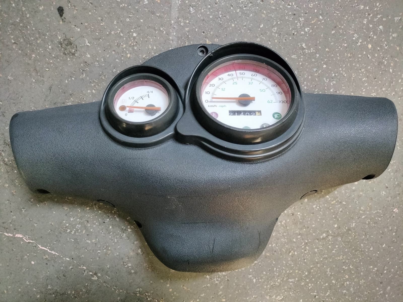 Tapa cubre cuenta kms., cuadro cuenta kms. e indicador de combustible Beta ARK (Ocasión) - Imagen 1