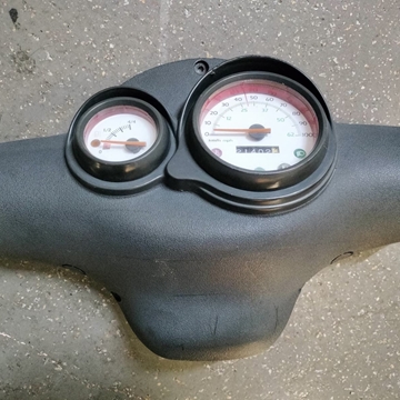 Tapa cubre cuenta kms., cuadro cuenta kms. e indicador de combustible Beta ARK (Ocasión) - Imagen 1