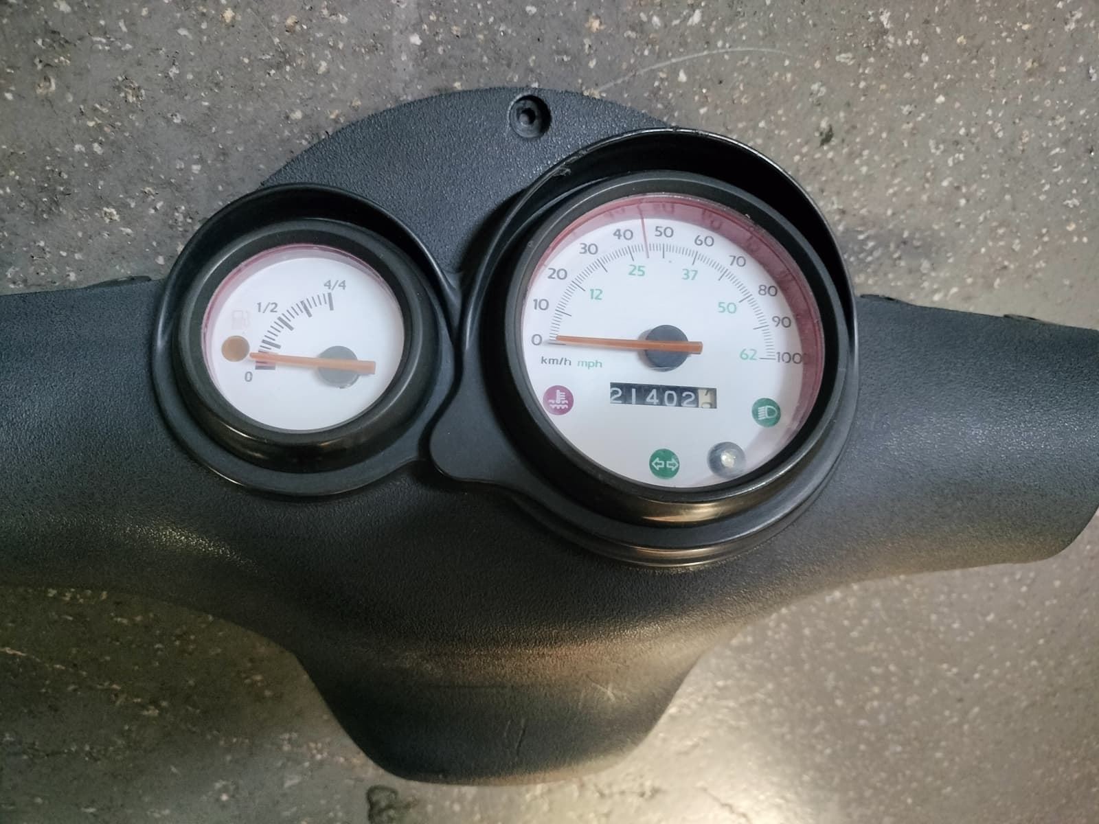 Tapa cubre cuenta kms., cuadro cuenta kms. e indicador de combustible Beta ARK (Ocasión) - Imagen 2