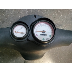 Tapa cubre cuenta kms., cuadro cuenta kms. e indicador de combustible Beta ARK (Ocasión) - Imagen 2