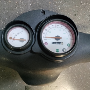 Tapa cubre cuenta kms., cuadro cuenta kms. e indicador de combustible Beta ARK (Ocasión) - Imagen 2