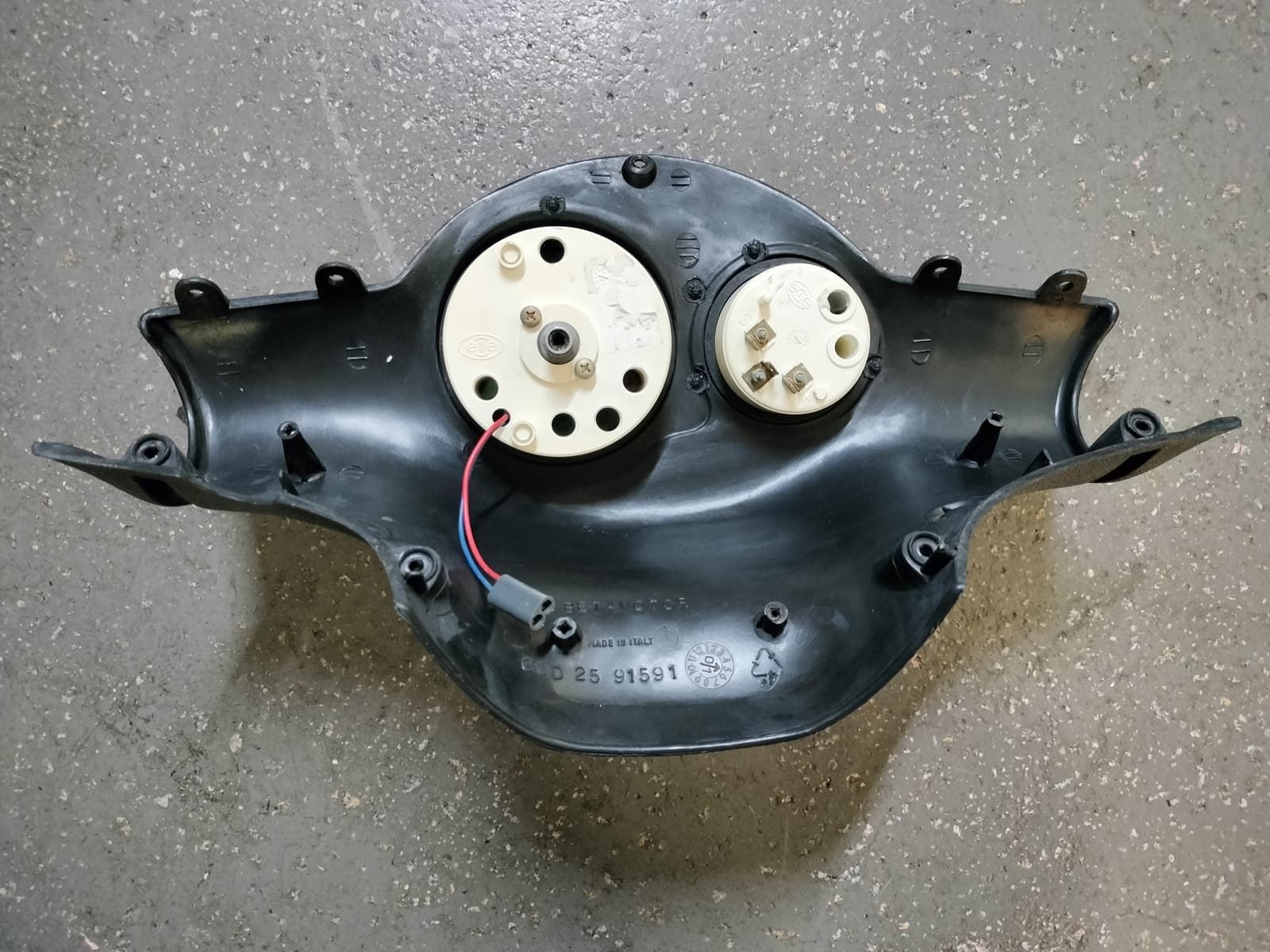 Tapa cubre cuenta kms., cuadro cuenta kms. e indicador de combustible Beta ARK (Ocasión) - Imagen 3