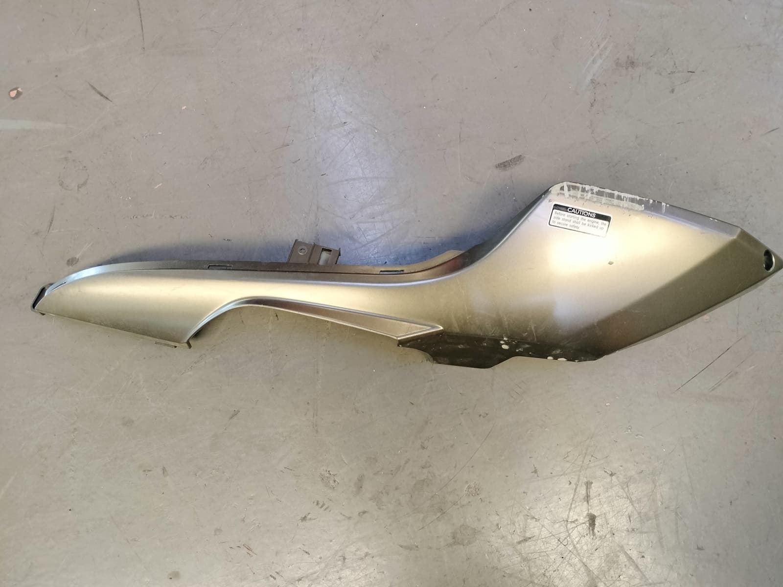 Tapa lateral inferior piso izquierdo Kymco Superdink 125 (OCASION) - Imagen 1