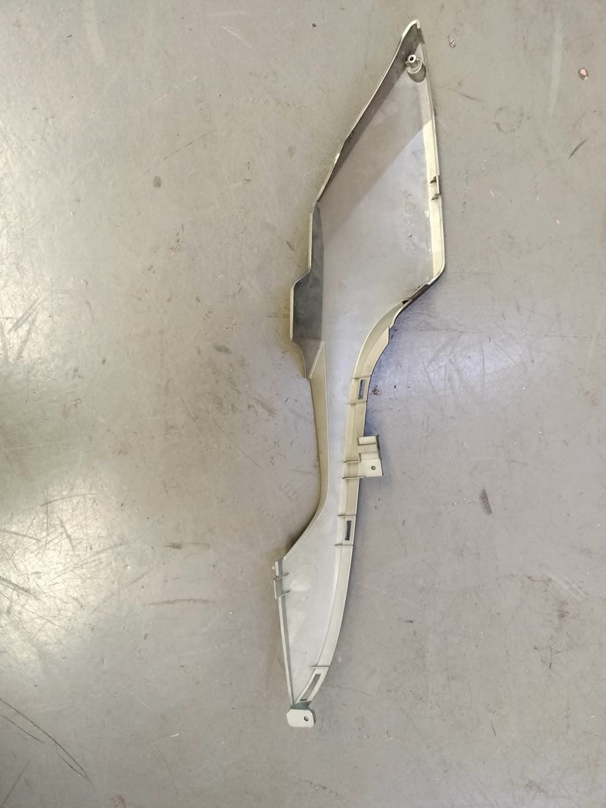 Tapa lateral inferior piso izquierdo Kymco Superdink 125 (OCASION) - Imagen 2