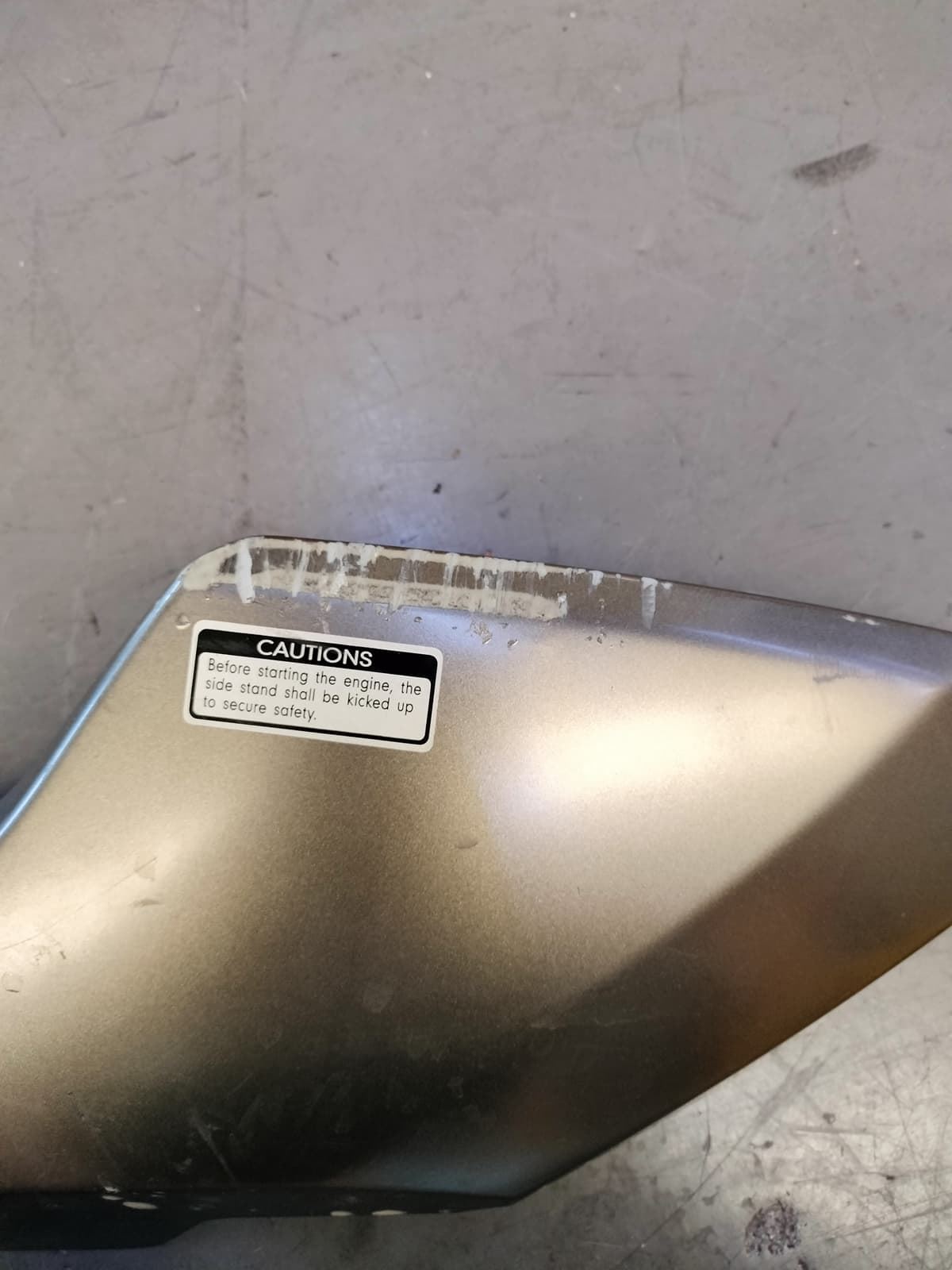 Tapa lateral inferior piso izquierdo Kymco Superdink 125 (OCASION) - Imagen 4