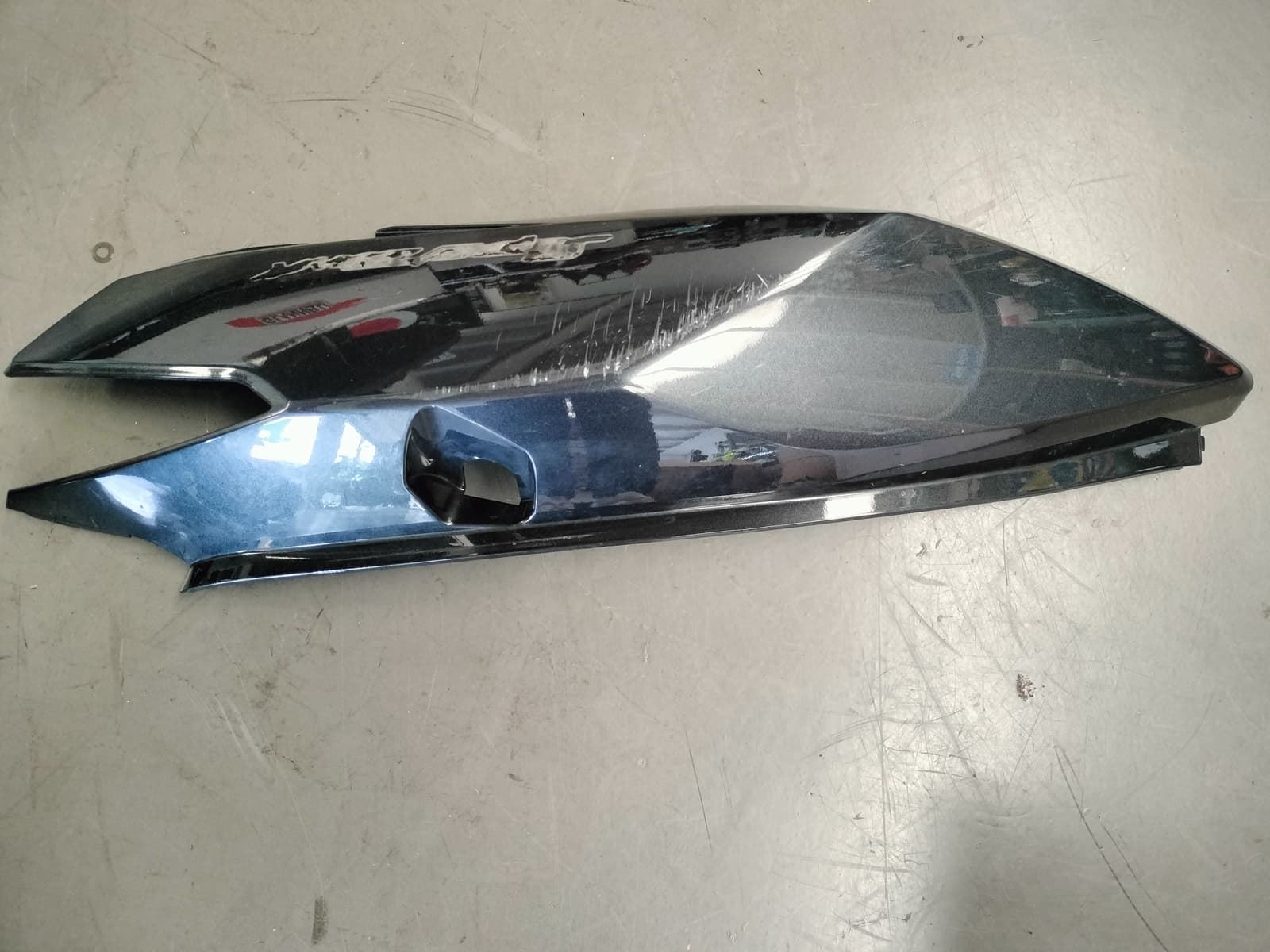 Tapa lateral trasera izquierda Kymco Superdink 125 (OCASION) - Imagen 1