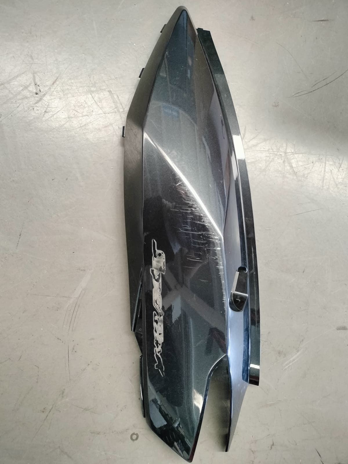 Tapa lateral trasera izquierda Kymco Superdink 125 (OCASION) - Imagen 2