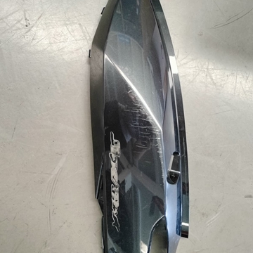 Tapa lateral trasera izquierda Kymco Superdink 125 (OCASION) - Imagen 2