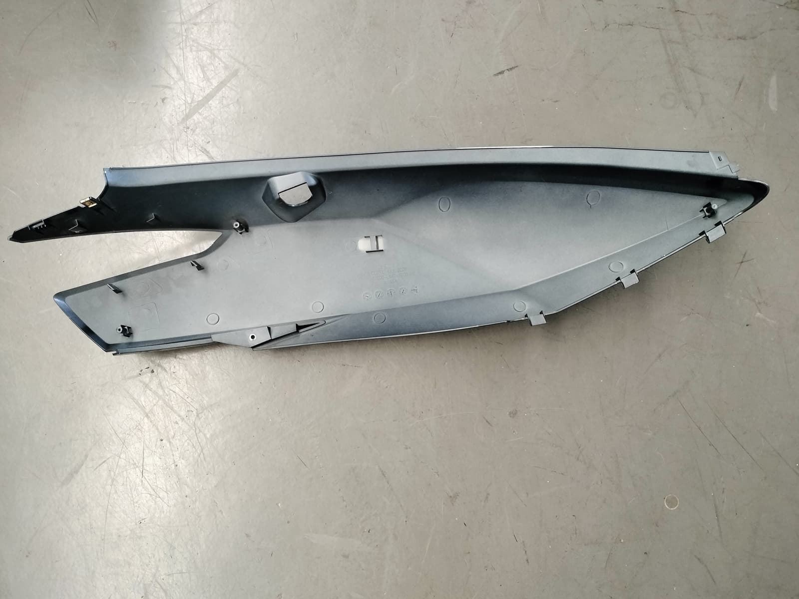 Tapa lateral trasera izquierda Kymco Superdink 125 (OCASION) - Imagen 3