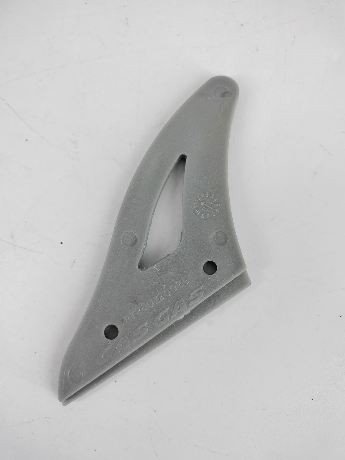 Tapa protector piñón trasero original Gasgas Pro color gris - Imagen 3